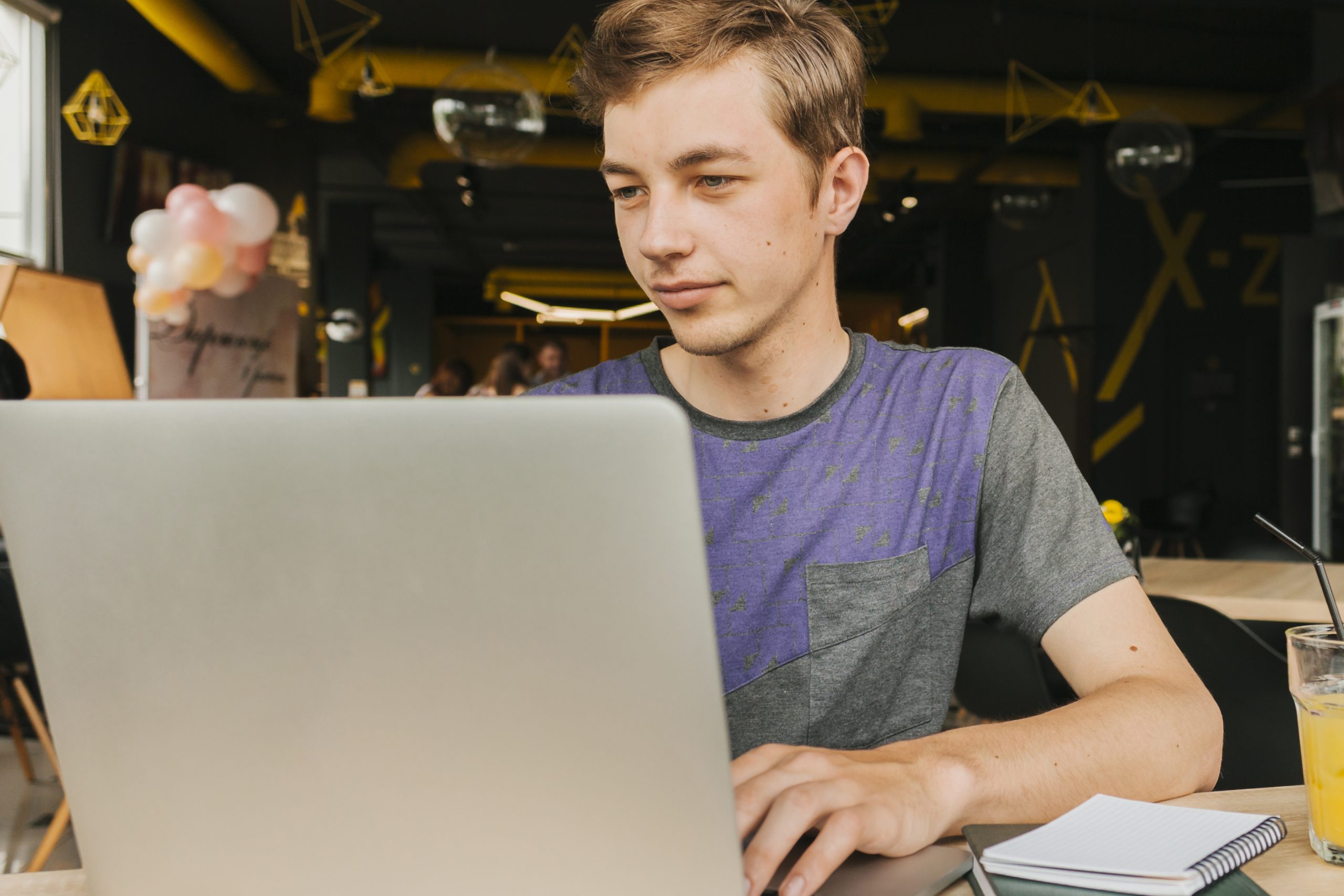 teenager-working-laptop